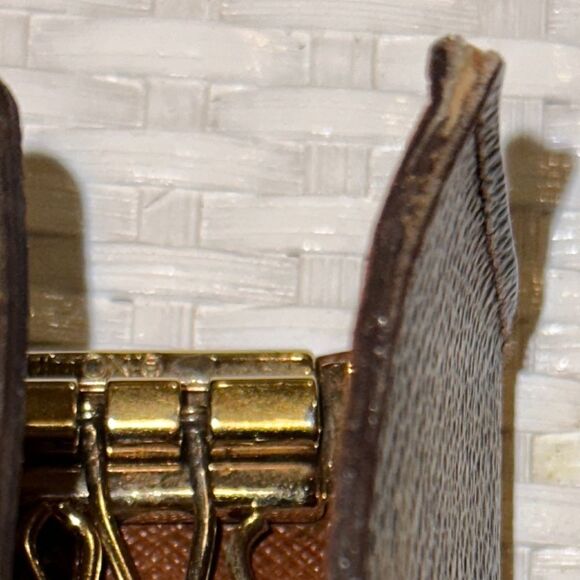 LOUIS VUITTON FOUR KEY HOLDER AUTHENTIC GUARANTEED STAMPED INSIDE - Picture 5 of 10